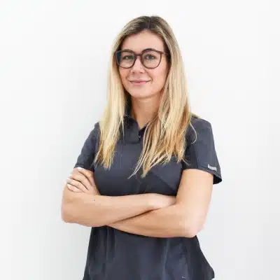 Cristina Álvarez, odontóloga especializada en implantes dentales, periodoncia y endodoncia
