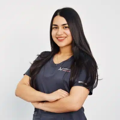 Diana, técnico superior en higiene bucodental y encargada de depósito dental
