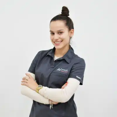 Diana, técnico superior en higiene bucodental y encargada de depósito dental